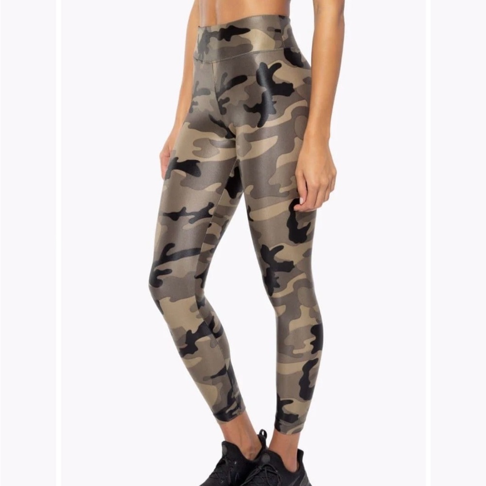 NWOT Koral Lustrous Leggings in Camo Size Small